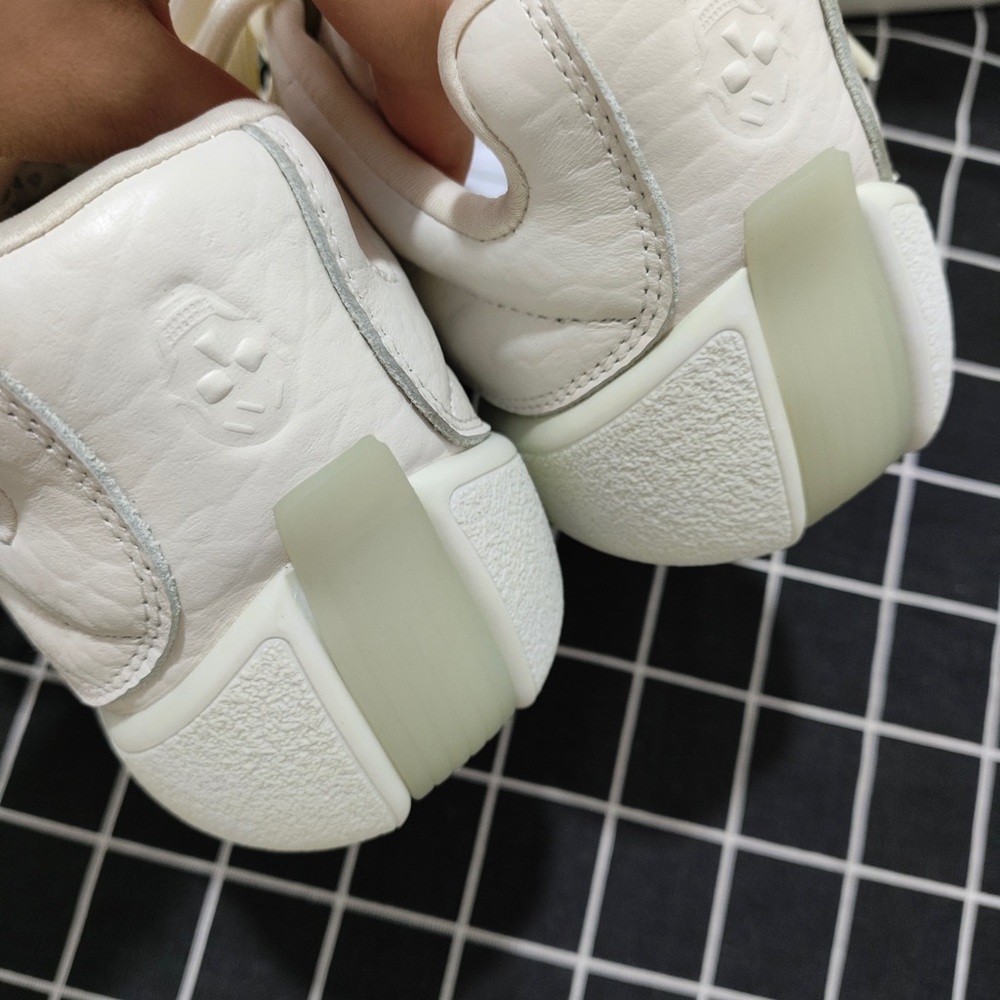 Alexander McQueen Cream-White Leather Low-Top Sneakers - Picture 4 of 6